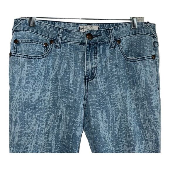 We the FREE PEOPLE Blue Feather Print Skinny Cropped Ankle Zip Jeans SZ 31 Boho - Picture 4 of 7